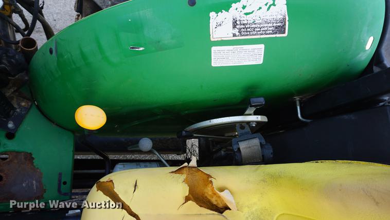 image for item DD7861 2006 John Deere 5205 tractor