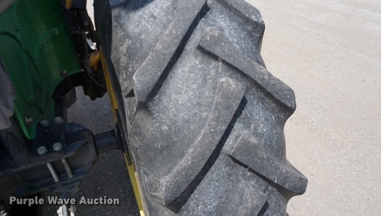 image for item DD7861 2006 John Deere 5205 tractor