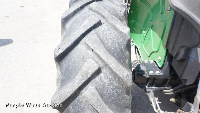 image for item DD7861 2006 John Deere 5205 tractor