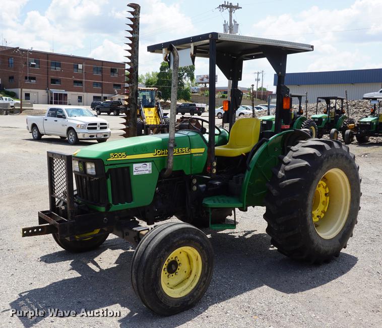 image for item DD7866 2005 John Deere 5205 tractor