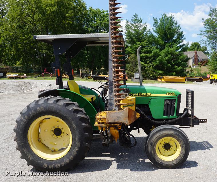 image for item DD7866 2005 John Deere 5205 tractor