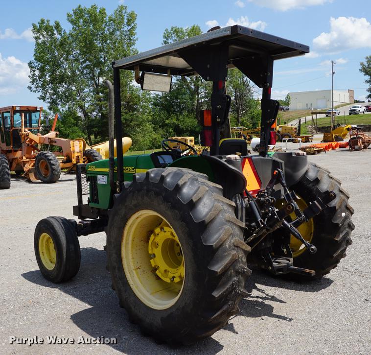 image for item DD7866 2005 John Deere 5205 tractor