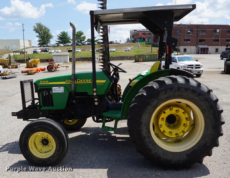 image for item DD7866 2005 John Deere 5205 tractor