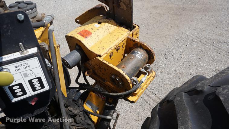 image for item DD7866 2005 John Deere 5205 tractor