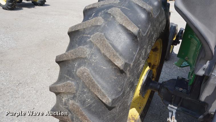 image for item DD7866 2005 John Deere 5205 tractor