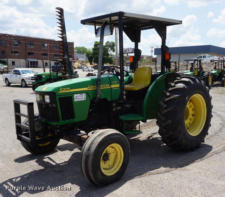 image for item DD7867 2005 John Deere 5205 tractor