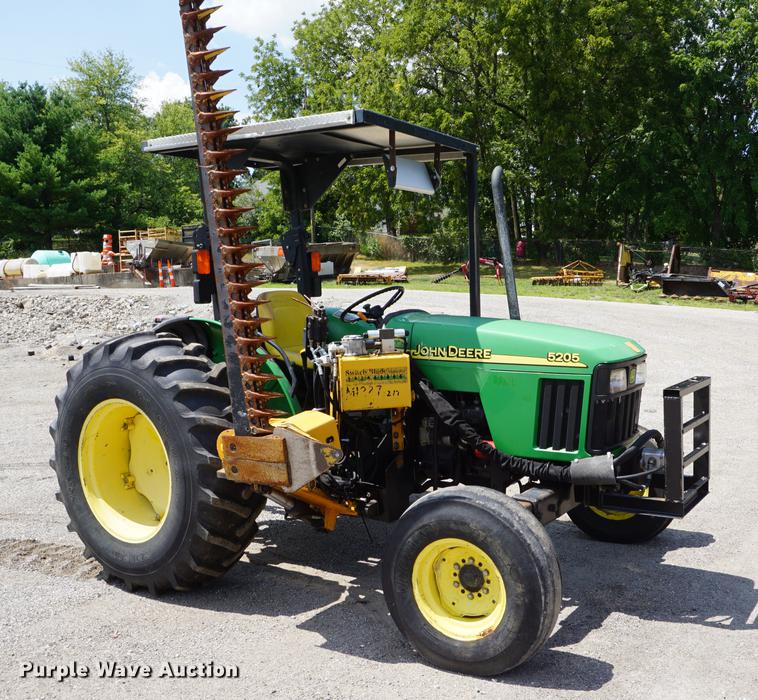 image for item DD7867 2005 John Deere 5205 tractor