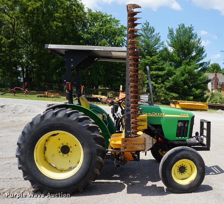 image for item DD7867 2005 John Deere 5205 tractor