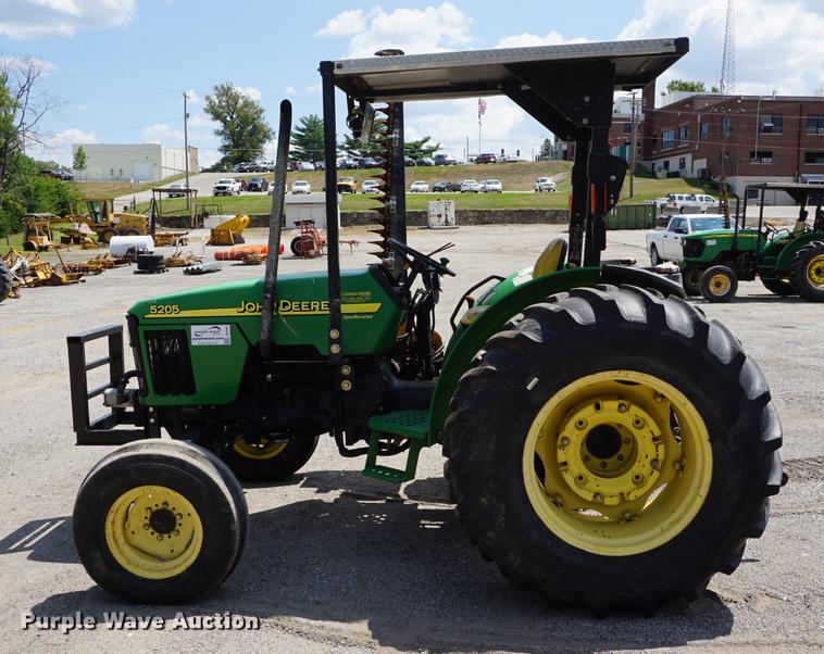 image for item DD7867 2005 John Deere 5205 tractor