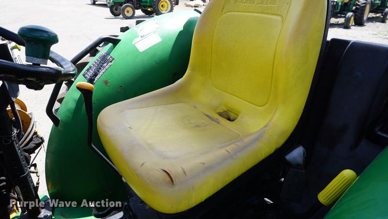 image for item DD7867 2005 John Deere 5205 tractor