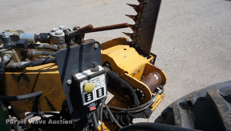 image for item DD7867 2005 John Deere 5205 tractor