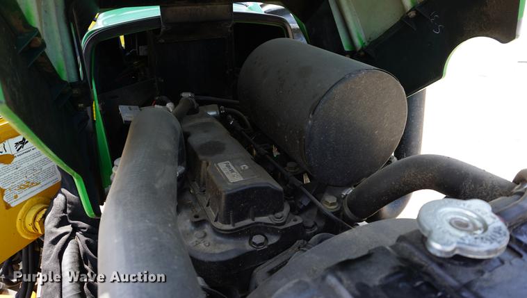 image for item DD7867 2005 John Deere 5205 tractor