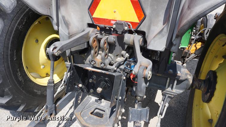 image for item DD7867 2005 John Deere 5205 tractor