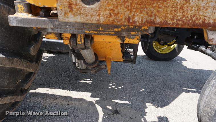 image for item DD7867 2005 John Deere 5205 tractor