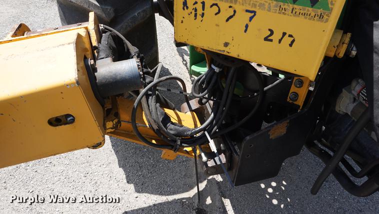 image for item DD7867 2005 John Deere 5205 tractor