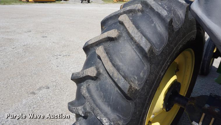 image for item DD7867 2005 John Deere 5205 tractor