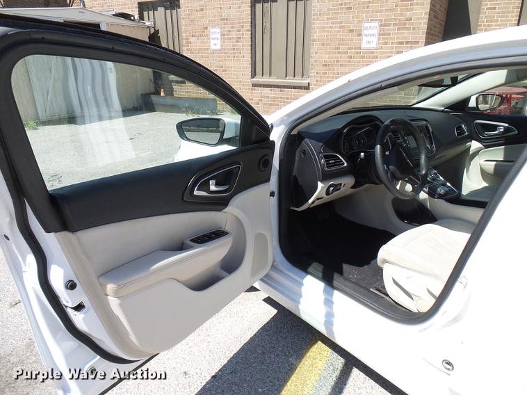 image for item DD8353 2015 Chrysler 200