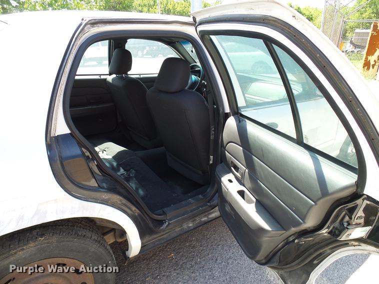image for item DD8356 2004 Ford Crown Victoria Police Interceptor
