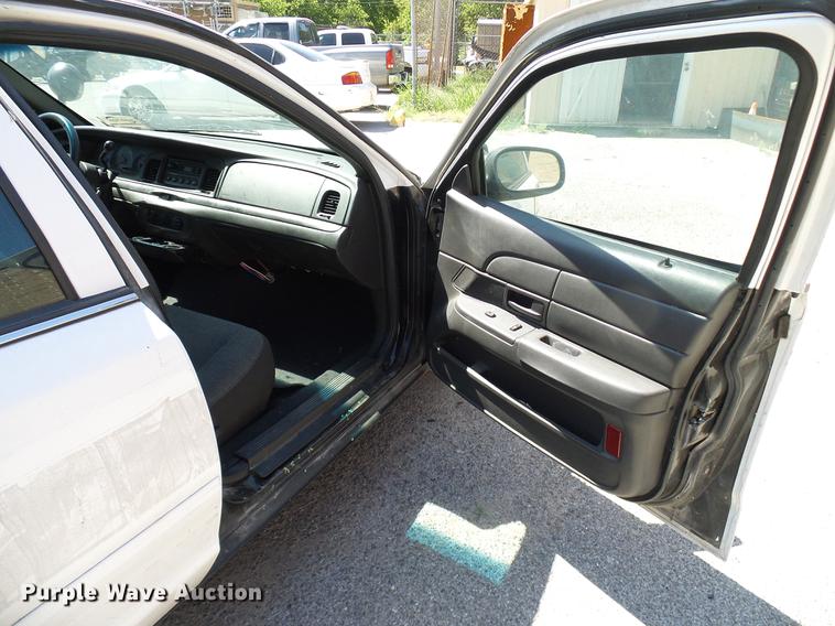 image for item DD8356 2004 Ford Crown Victoria Police Interceptor