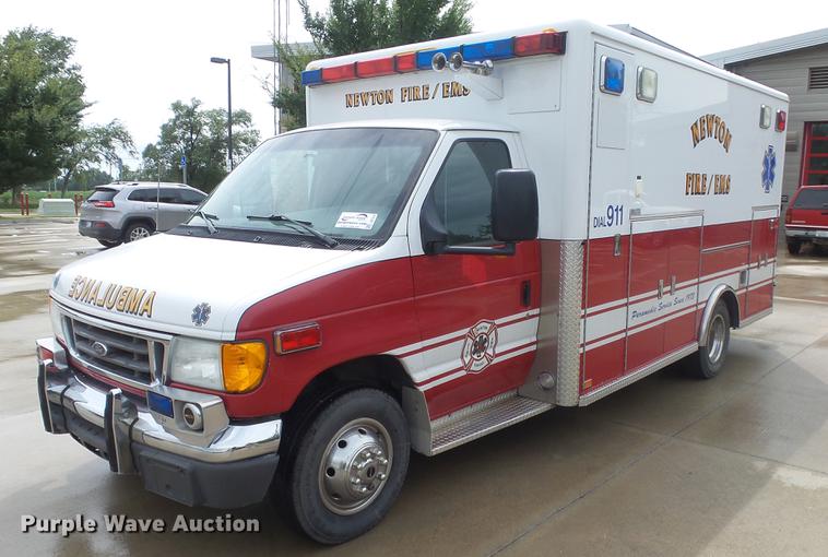 image for item DE7247 2005 Ford E450 ambulance