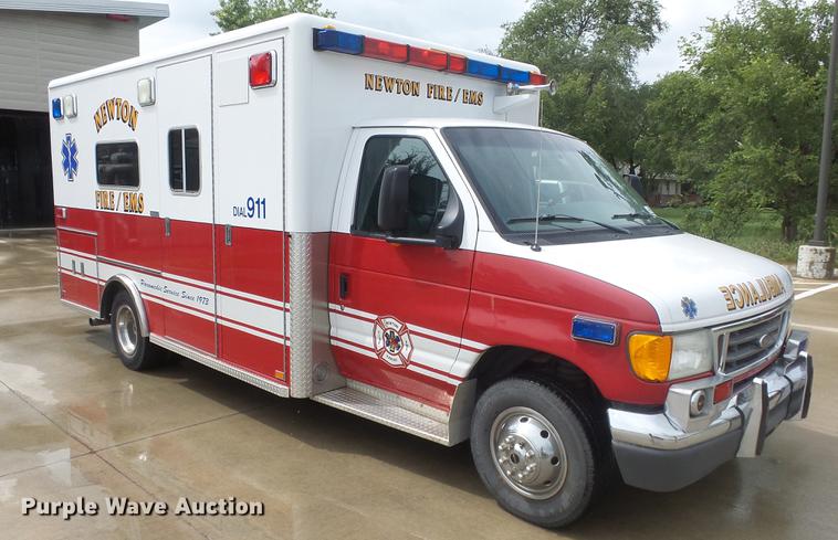 image for item DE7247 2005 Ford E450 ambulance