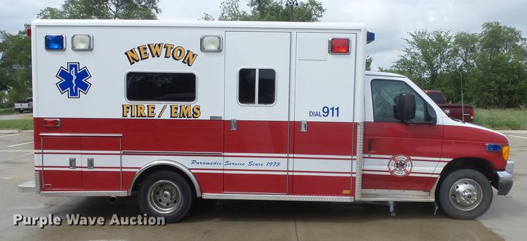 image for item DE7247 2005 Ford E450 ambulance