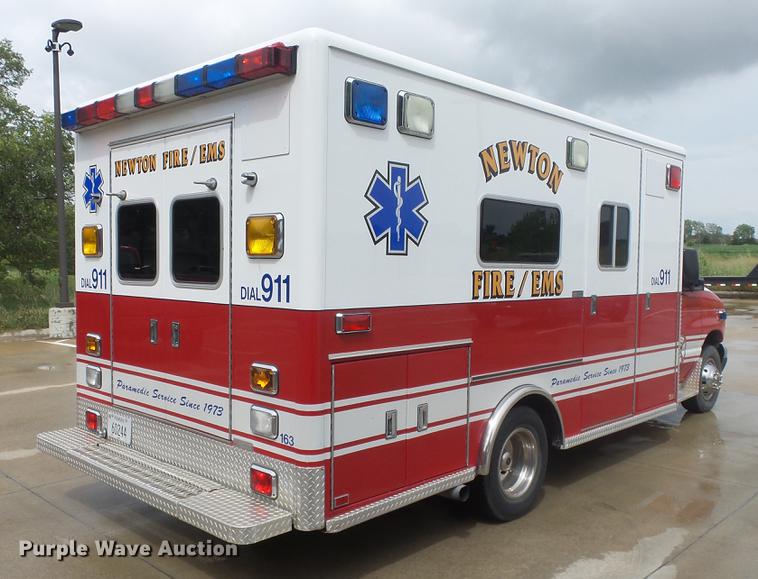 image for item DE7247 2005 Ford E450 ambulance