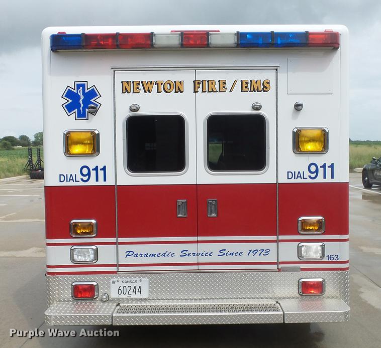 image for item DE7247 2005 Ford E450 ambulance