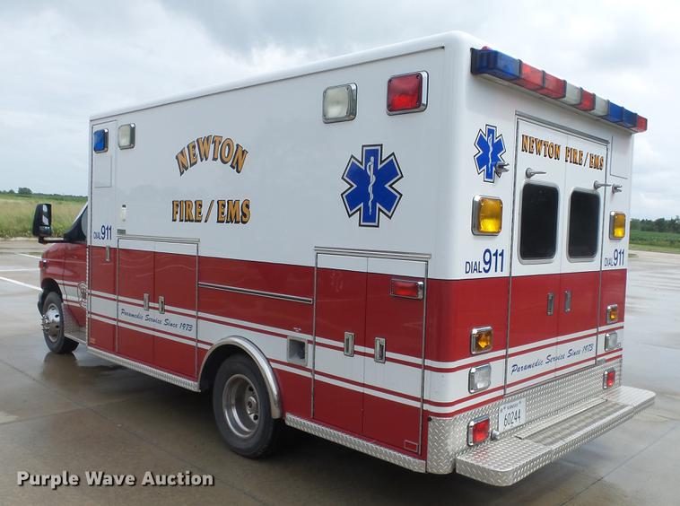 image for item DE7247 2005 Ford E450 ambulance