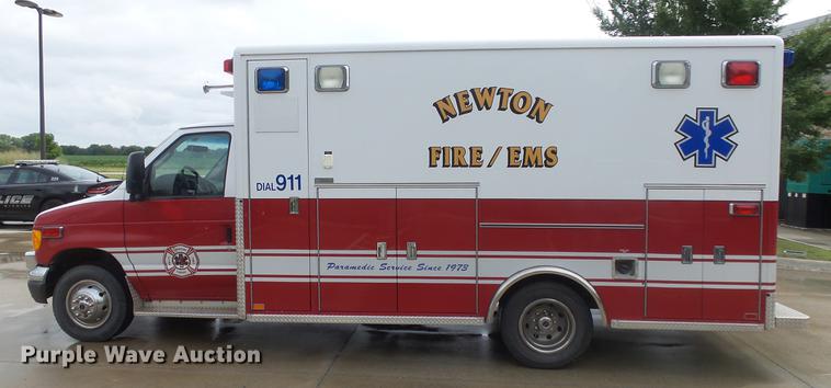 image for item DE7247 2005 Ford E450 ambulance