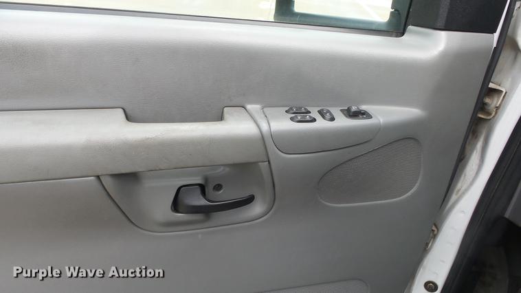 image for item DE7247 2005 Ford E450 ambulance