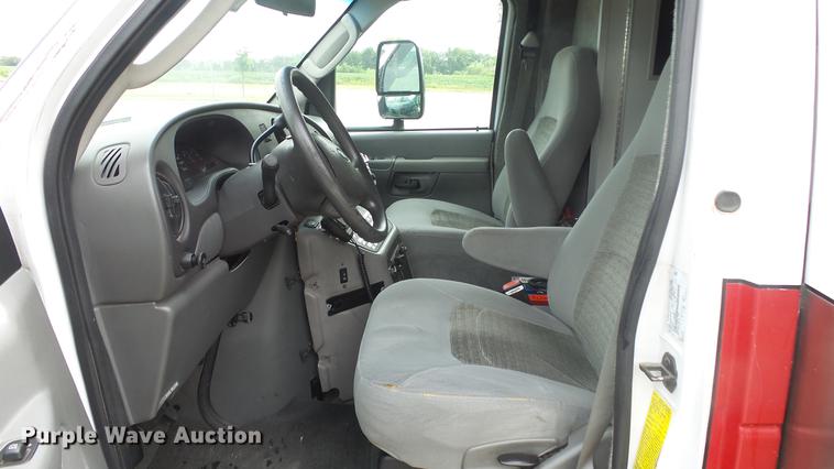 image for item DE7247 2005 Ford E450 ambulance