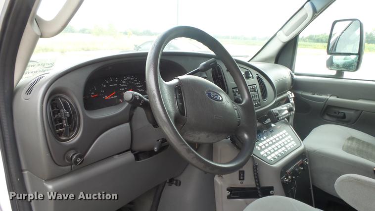 image for item DE7247 2005 Ford E450 ambulance