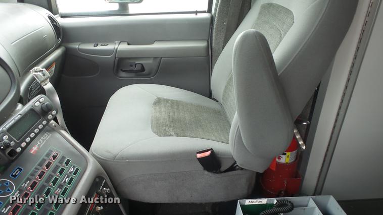 image for item DE7247 2005 Ford E450 ambulance