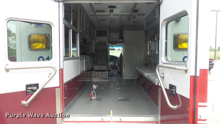 image for item DE7247 2005 Ford E450 ambulance