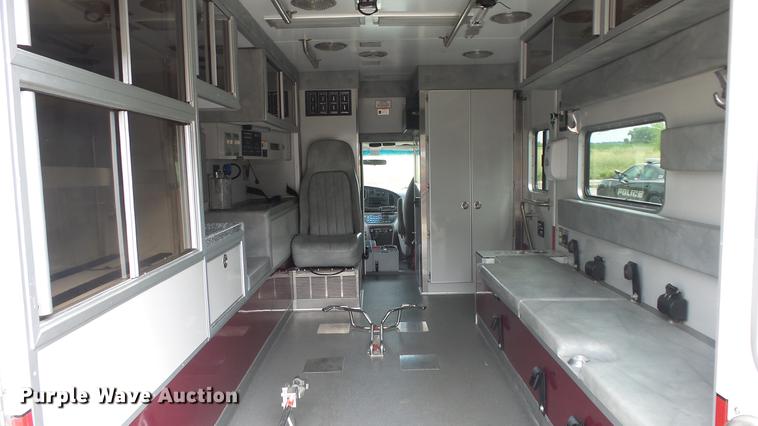 image for item DE7247 2005 Ford E450 ambulance