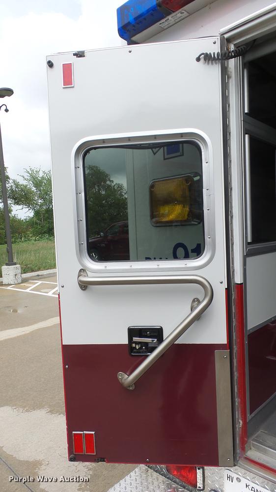 image for item DE7247 2005 Ford E450 ambulance