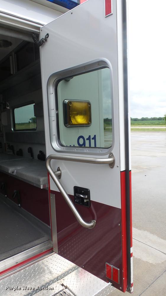 image for item DE7247 2005 Ford E450 ambulance