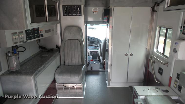 image for item DE7247 2005 Ford E450 ambulance