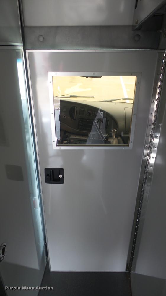 image for item DE7247 2005 Ford E450 ambulance