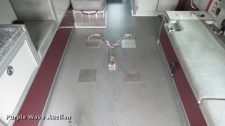 image for item DE7247 2005 Ford E450 ambulance