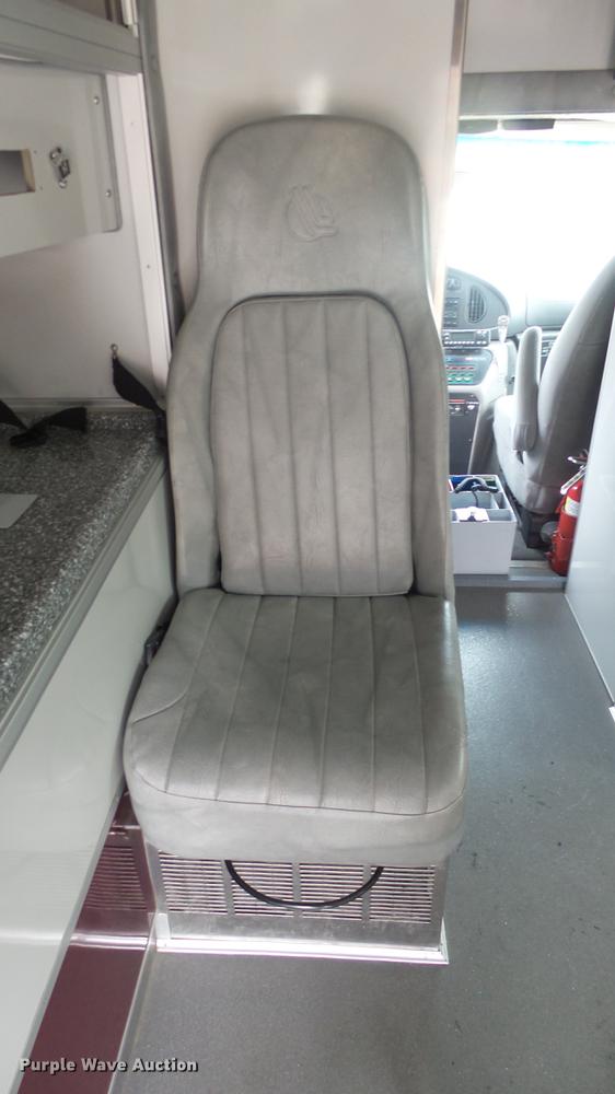 image for item DE7247 2005 Ford E450 ambulance