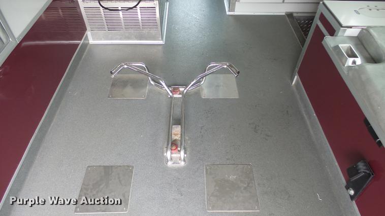 image for item DE7247 2005 Ford E450 ambulance