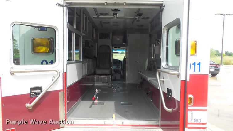 image for item DE7247 2005 Ford E450 ambulance