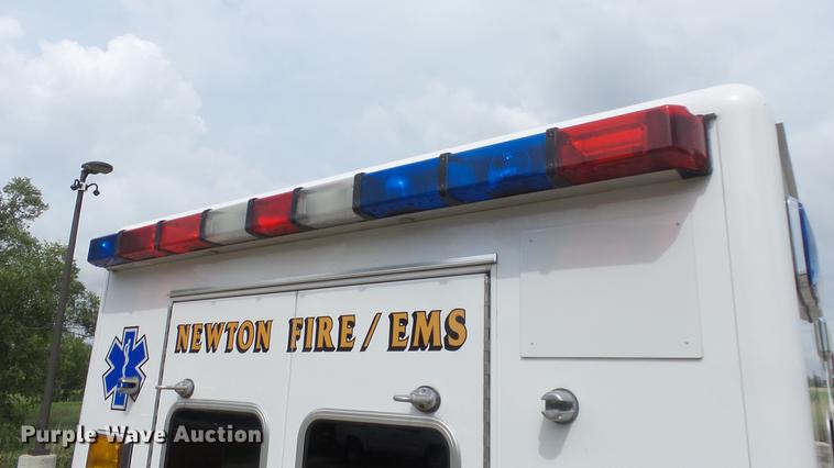 image for item DE7247 2005 Ford E450 ambulance