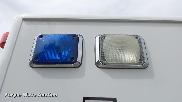 image for item DE7247 2005 Ford E450 ambulance
