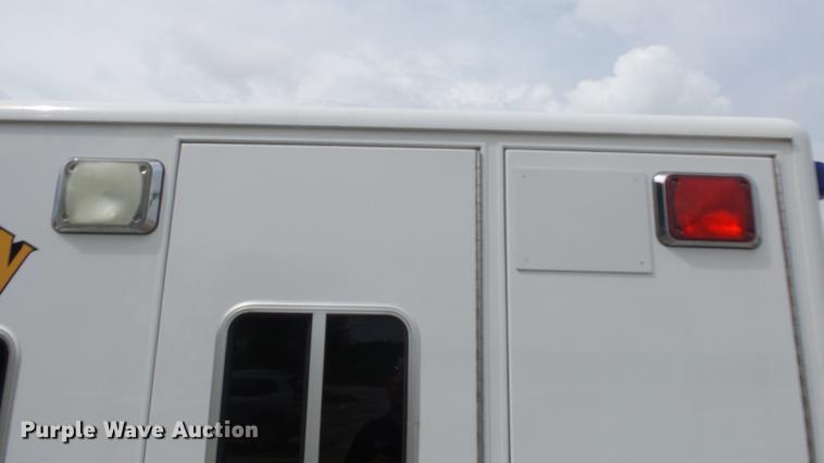 image for item DE7247 2005 Ford E450 ambulance