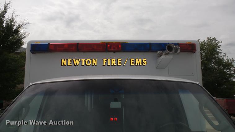 image for item DE7247 2005 Ford E450 ambulance