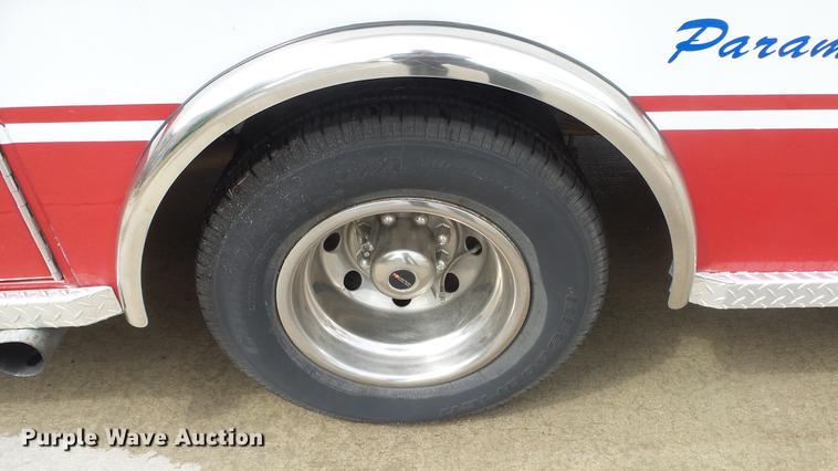 image for item DE7247 2005 Ford E450 ambulance