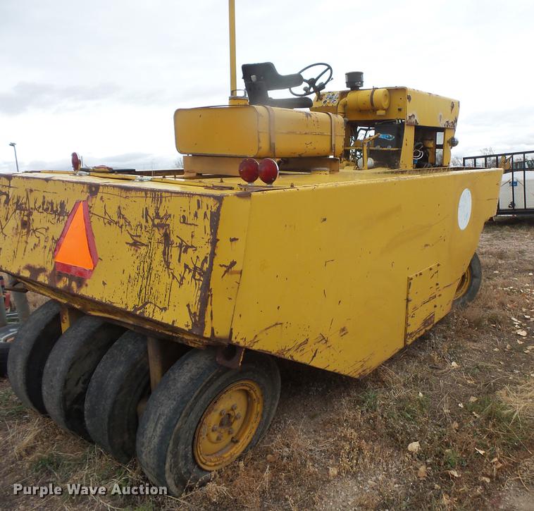 image for item DE9447 Bros pneumatic roller